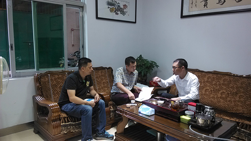 IMG_20161122_144052(800).jpg 黃總給客戶介紹服裝布料復(fù)合機(jī)