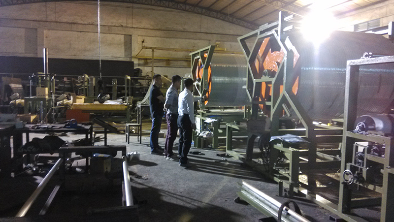 IMG_20161122_145157(800).jpg 客戶到車間考察服裝布料復(fù)合機(jī)